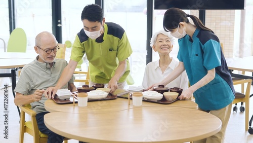 Foto 介護施設で食事を待つ高齢者