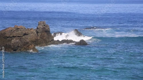 美しい青空とどこまでも続く海 爽やかで開放感のある夏の自然風景
