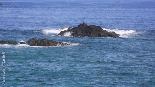 美しい青空とどこまでも続く海 爽やかで開放感のある夏の自然風景