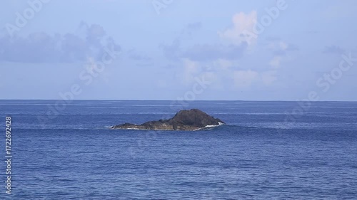 美しい青空とどこまでも続く海 爽やかで開放感のある夏の自然風景