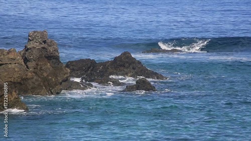 美しい青空とどこまでも続く海 爽やかで開放感のある夏の自然風景