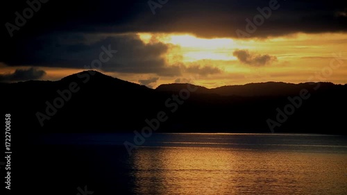 美しい青空とどこまでも続く海 爽やかで開放感のある夏の自然風景