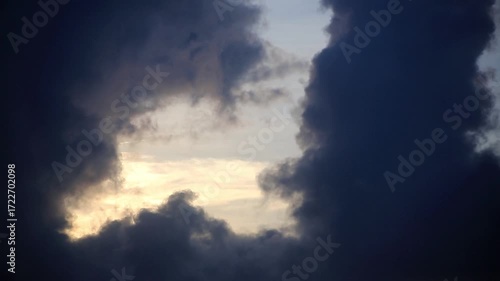 美しい青空とどこまでも続く海 爽やかで開放感のある夏の自然風景