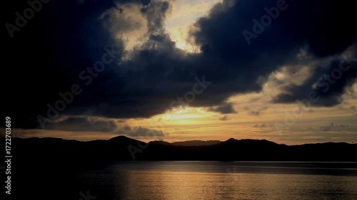 美しい青空とどこまでも続く海 爽やかで開放感のある夏の自然風景