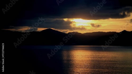 美しい青空とどこまでも続く海 爽やかで開放感のある夏の自然風景