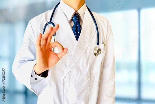 OKのジェスチャーをする男性医師