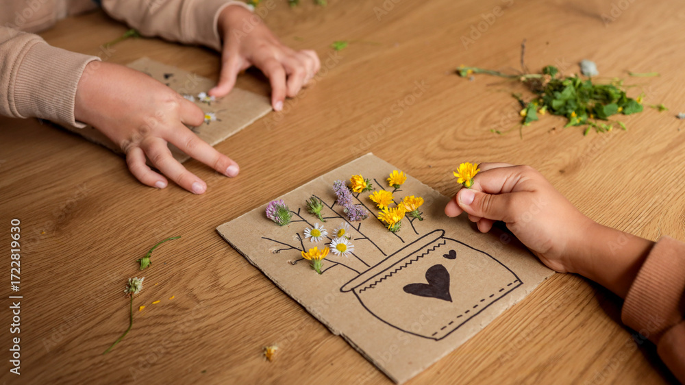 Obraz premium Children crafting with flowers