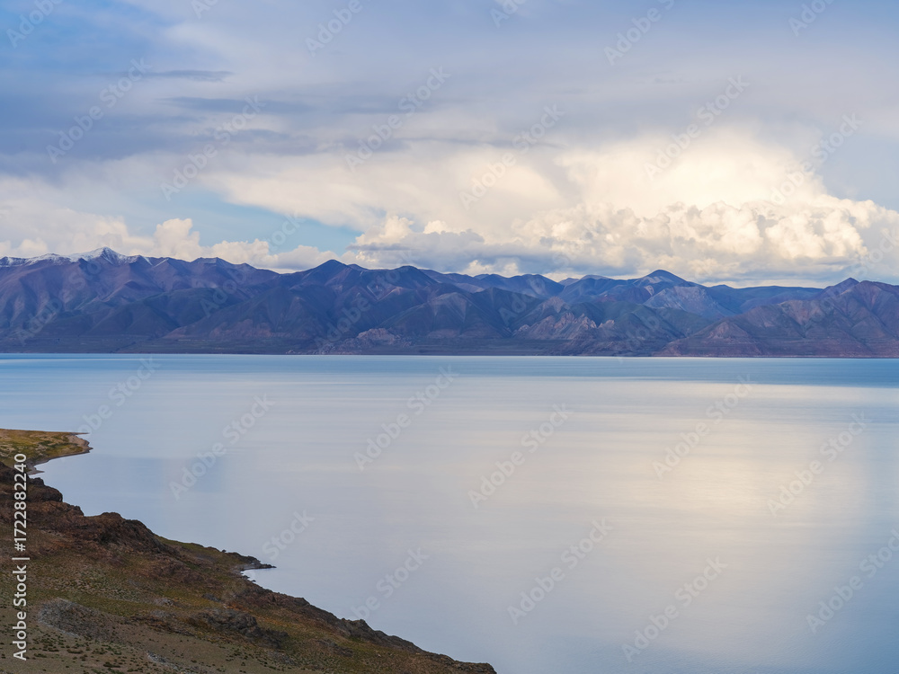 Obraz premium The beautiful scenery of Sayram Lake, coastal mountains, and grasslands in Xinjiang, China on September 4, 2024