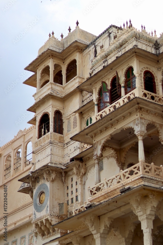 Obraz premium Beautiful Old Ancient Vintage Udaipur City Palace Building Architecture while Traveling Udaipur
