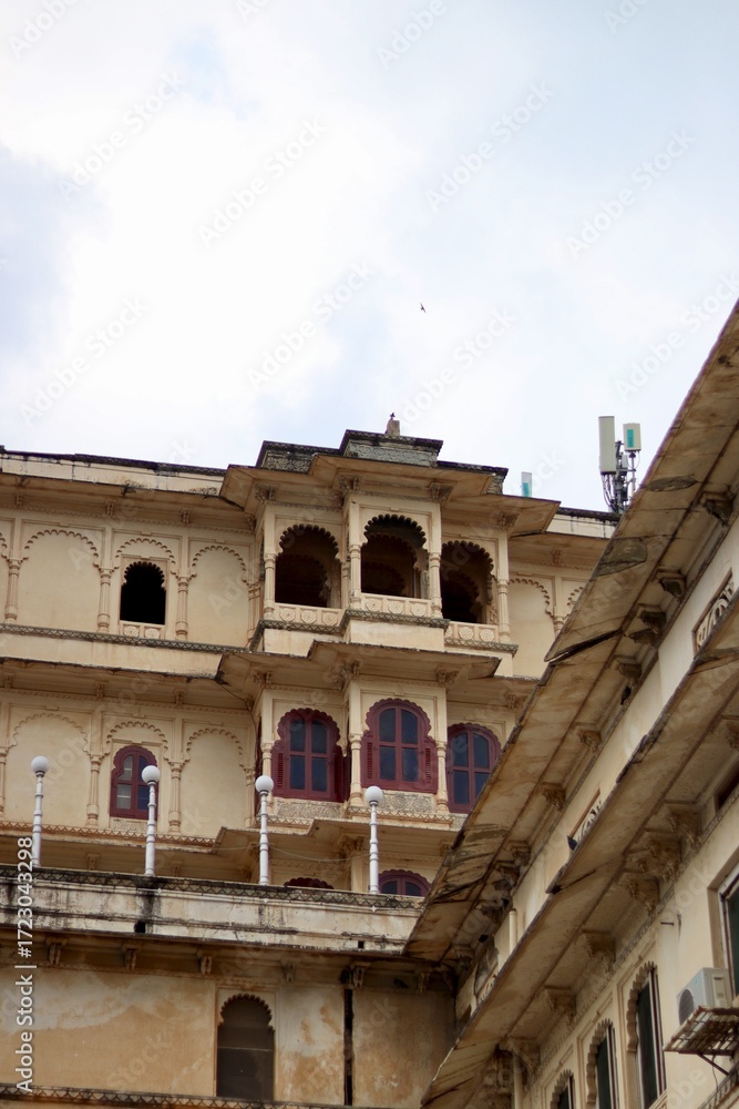 Obraz premium Beautiful Old Ancient Vintage Udaipur City Palace Building Architecture while Traveling Udaipur
