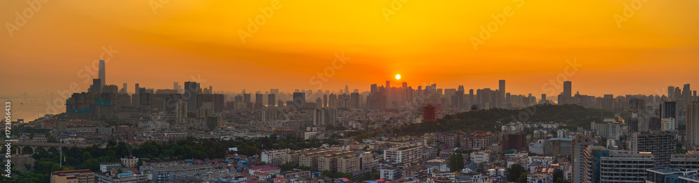 Obraz premium Wuhan Summer City Skyline Sunrise Scenery