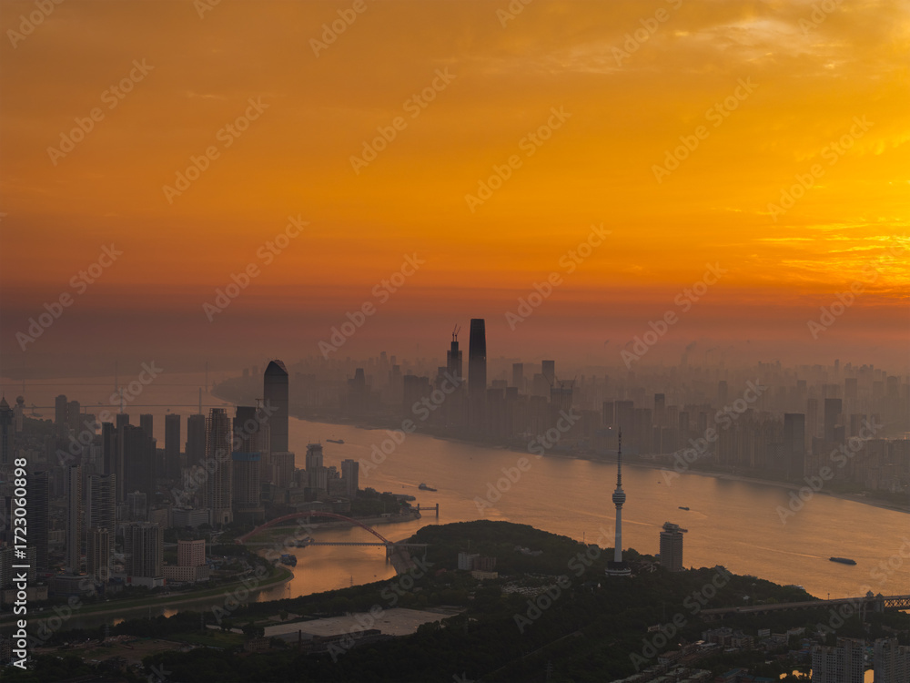 Naklejka premium Wuhan Summer City Skyline Sunrise Scenery