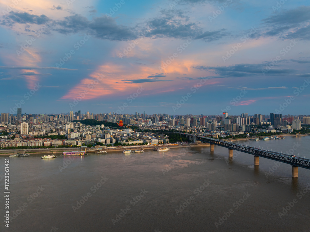 Fototapeta premium Wuhan Summer City Skyline Sunrise Scenery