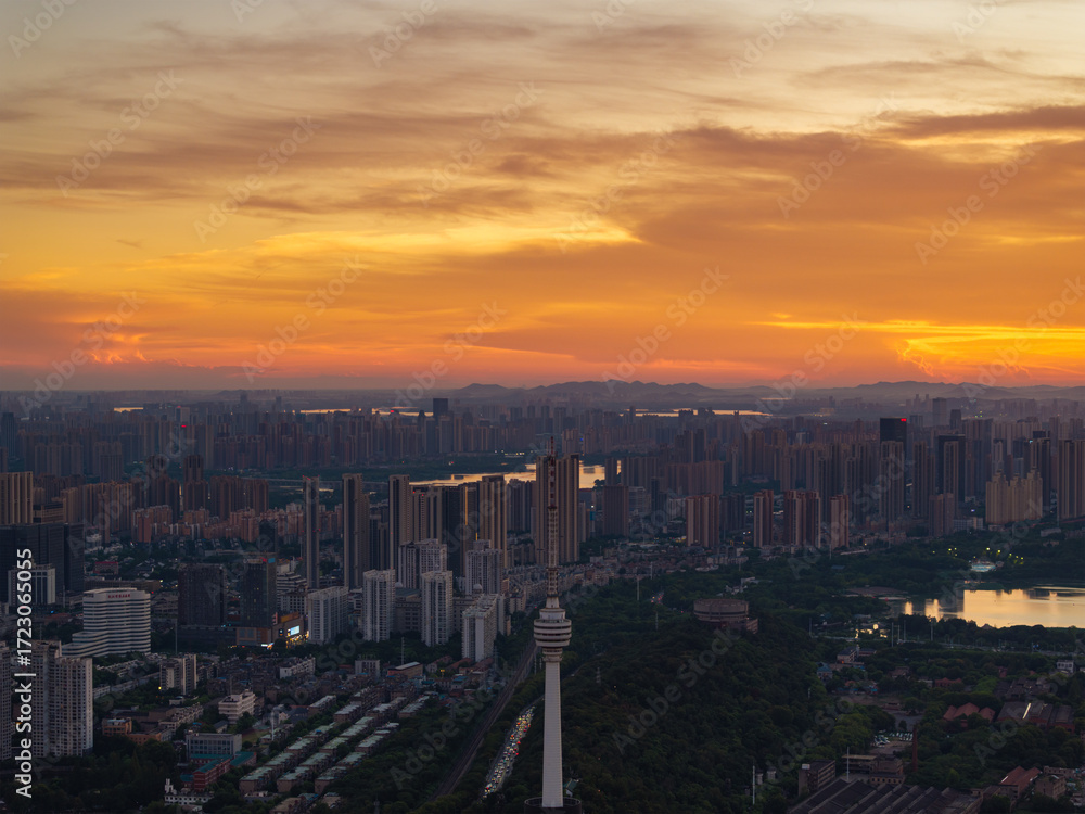 Fototapeta premium Wuhan Summer City Skyline Sunrise Scenery