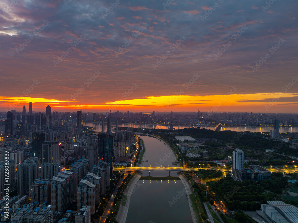 Fototapeta premium Wuhan Summer City Skyline Sunrise Scenery