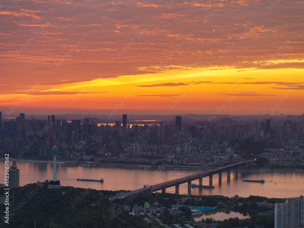 Fototapeta premium Wuhan Summer City Skyline Sunrise Scenery