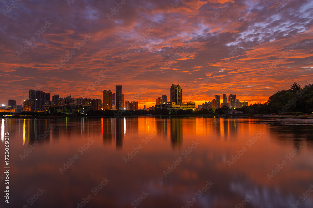 Naklejka premium Wuhan Summer City Skyline Sunrise Scenery