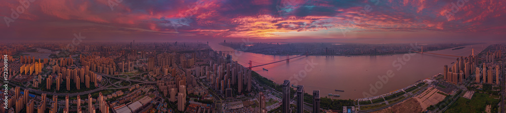 Naklejka premium Wuhan Summer City Skyline Sunrise Scenery