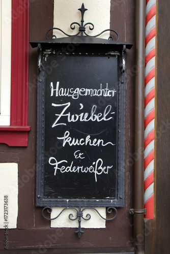 hausgemachter zwiebelkuchen und federweißer