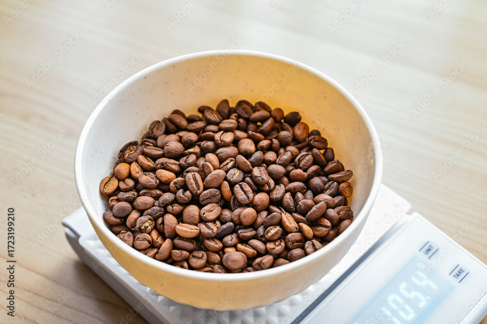 Fototapeta premium コーヒー豆をはかる