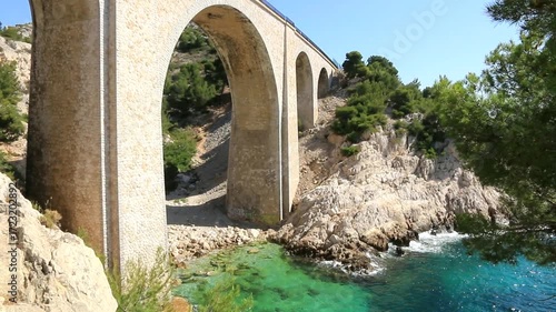 Viaduc en paysage de calanques sur la Côte Bleue, près de Marseille, à Niolon.