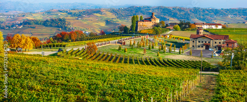 Fotografía Ultra HD 13K Panorama of Barolo Village and Medieval Castle in Piedmont — Autumn