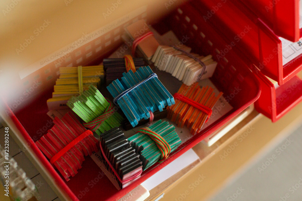 Naklejka premium Close-up of didactic materials in an alternative primary school classroom. Hands-on learning tools.