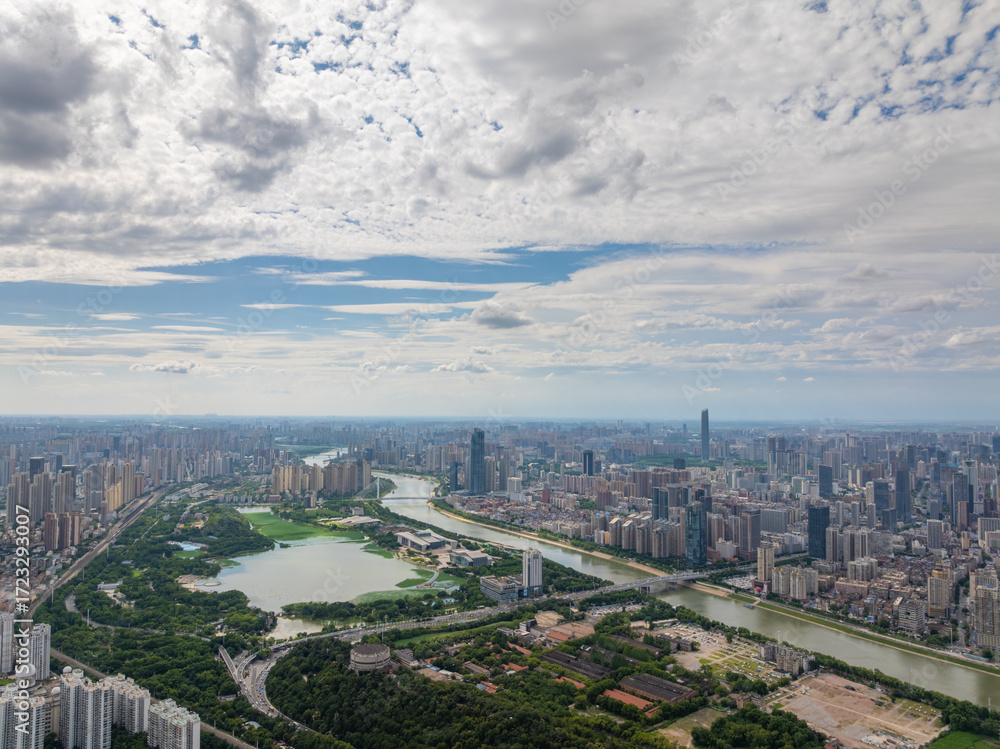 Fototapeta premium Wuhan city landmark skyline scenery