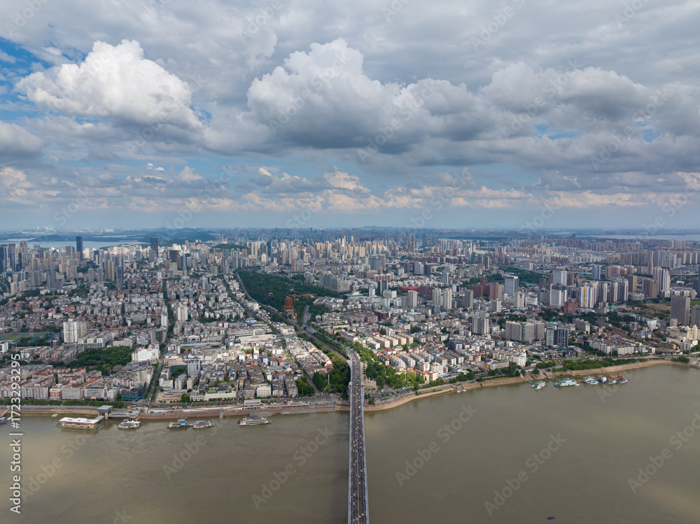 Fototapeta premium Wuhan city landmark skyline scenery
