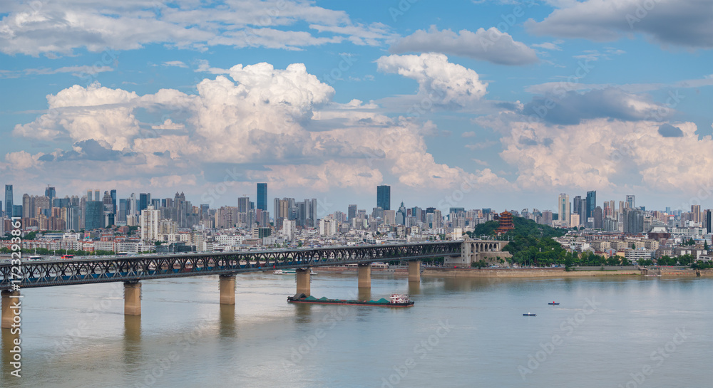 Naklejka premium Wuhan city landmark skyline scenery