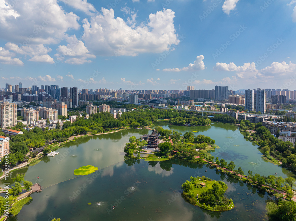 Naklejka premium Wuhan city landmark skyline scenery