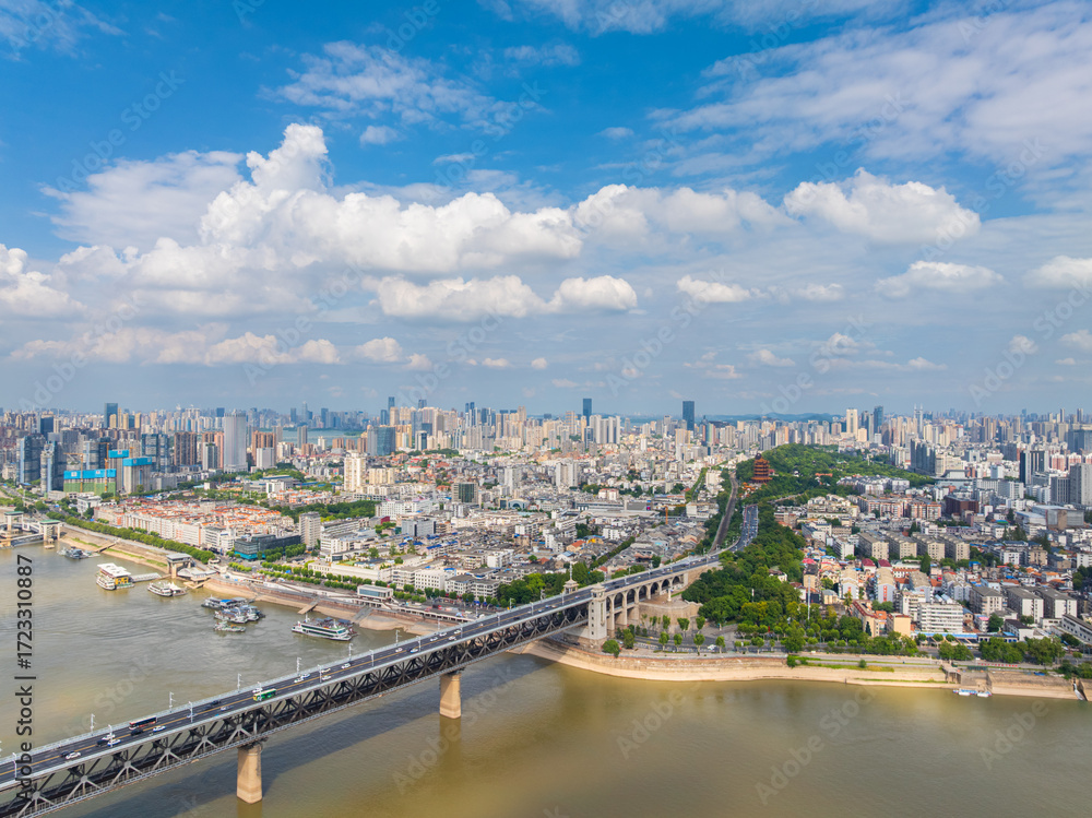 Fototapeta premium Wuhan city landmark skyline scenery