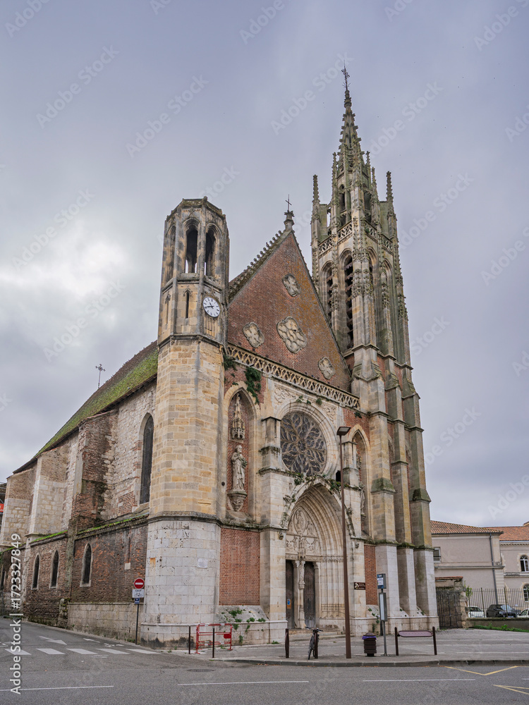 Obraz premium Vertical view of ancient Saint Hilaire church, Agen, Lot-et Garonne, France