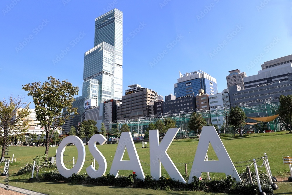 Naklejka premium 大阪を象徴するOSAKAの文字とあべのハルカス