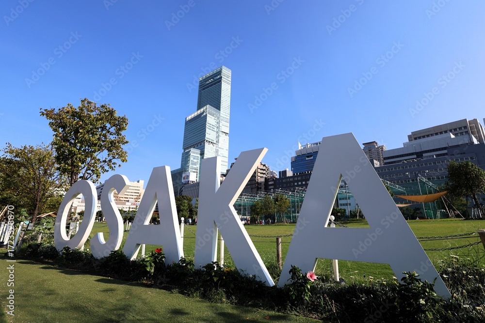 Fototapeta premium 大阪を象徴するOSAKAの文字とあべのハルカス