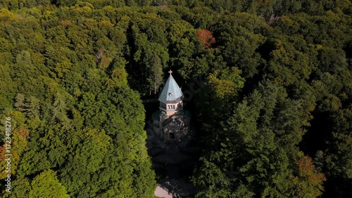 Sonniger Herbst am Starnberger See mit der Votivkapelle Berg in Bayern Deutschland nahe Muenchen Luftansicht der roemisch katholischen Gedaechtniskapelle mit buntem Wald