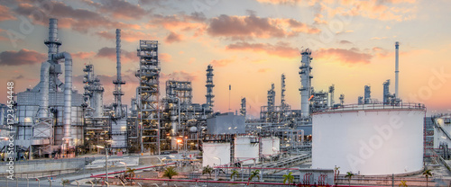 Fotografía Oil and Gas Industrial zone,The equipment of oil refining,Close-up of industrial pipelines of an oil-refinery plant,Detail of oil pipeline with valves in large oil refinery