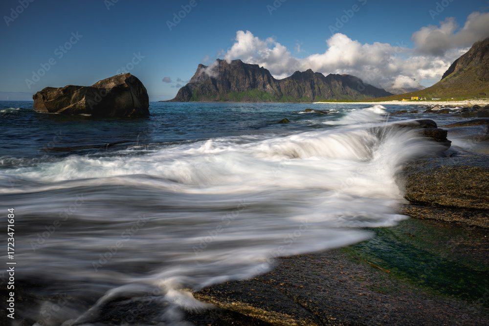 Naklejka premium Ocean rhythms at Uttakleiv beach