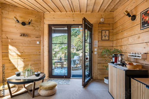 Tableau sur toile intérieur zen de cabane japonaise avec baie vitrée ouverte sur le jardin
