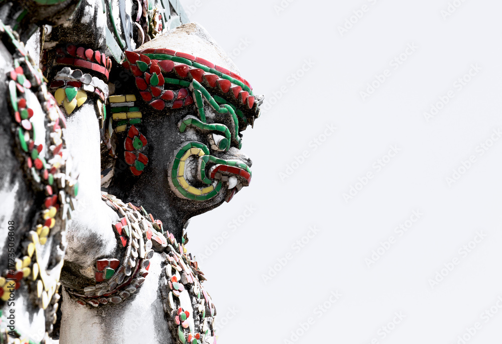 Fototapeta premium demonio de pagoda decorado con motivos cerámicos