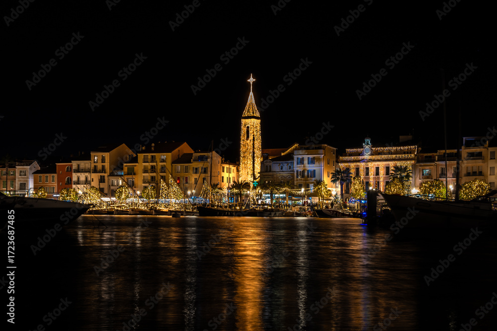Obraz premium Illuminations de Noël de Sanary-Sur-Mer dans le Var, en Provence, Sud de la France. 