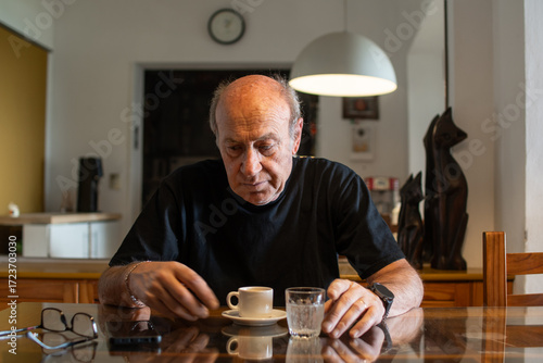 Hombre mayor concentrado 