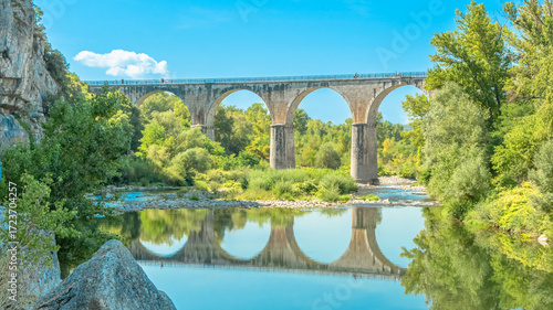 Pont du village de Vogüé, village typique provençal en Ardèche, sud de la France.,  