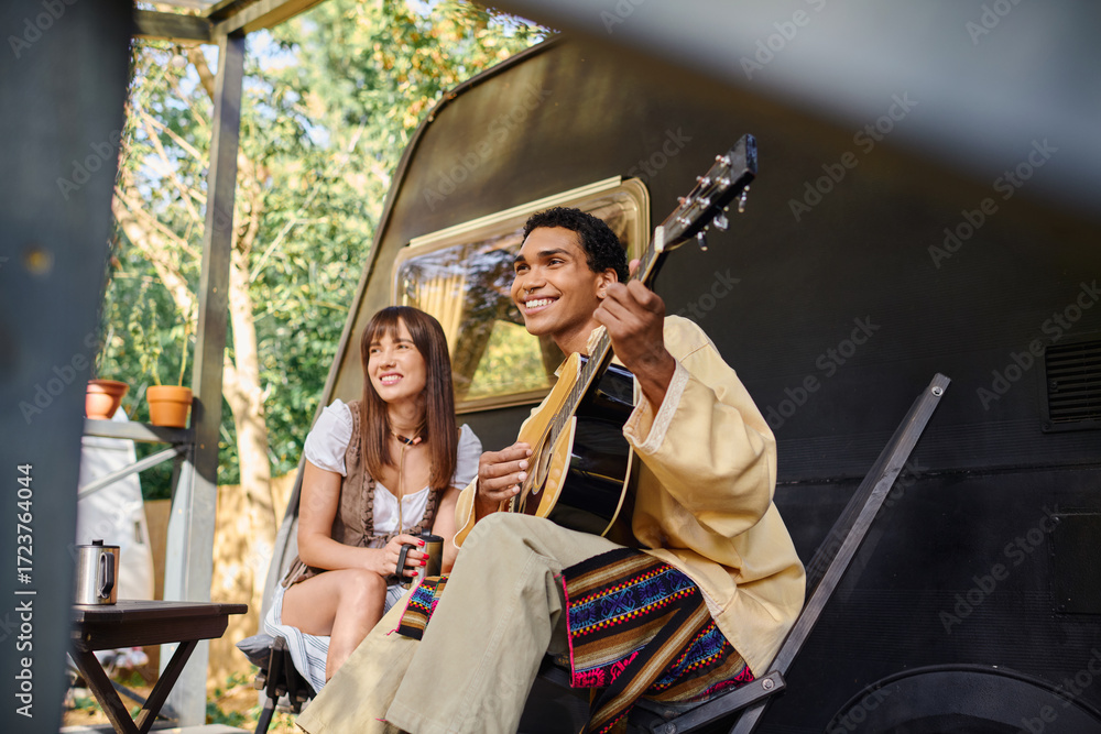 Obraz premium Young couple enjoying love and music while glamping in natures embrace
