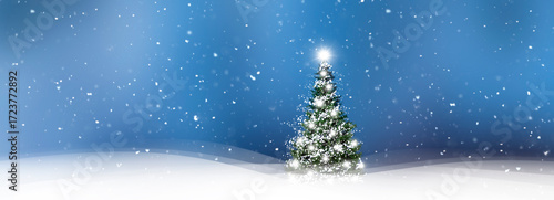 Beleuchteter geschmückter Weihnachtsbaum in einem verschneiten Winterwald