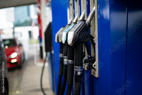 Zapfhahn an der Tankstelle. Benzin und Diesel tanken.