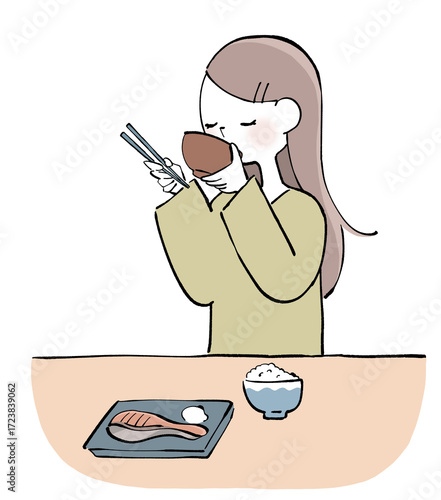 お味噌汁を飲む女性