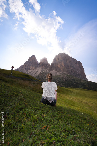 Chica en los Dolomitas, cresta de montañas y luz · Girl in the Dolomites, mountain ridge and light · Mädchen in den Dolomiten, Gebirgskamm und Licht