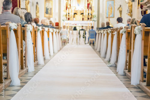 Foto White tulle ribbon tied to wooden pew as wedding church decoration