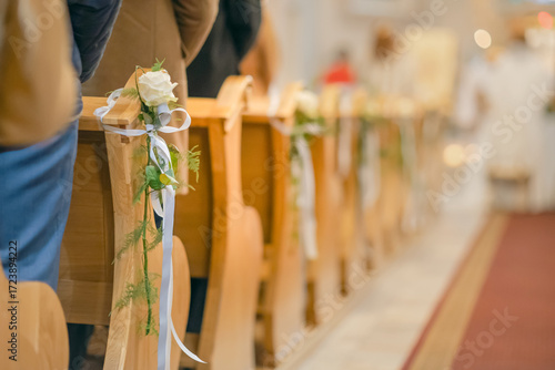 Quadro su tela White tulle ribbon tied to wooden pew as wedding church decoration
